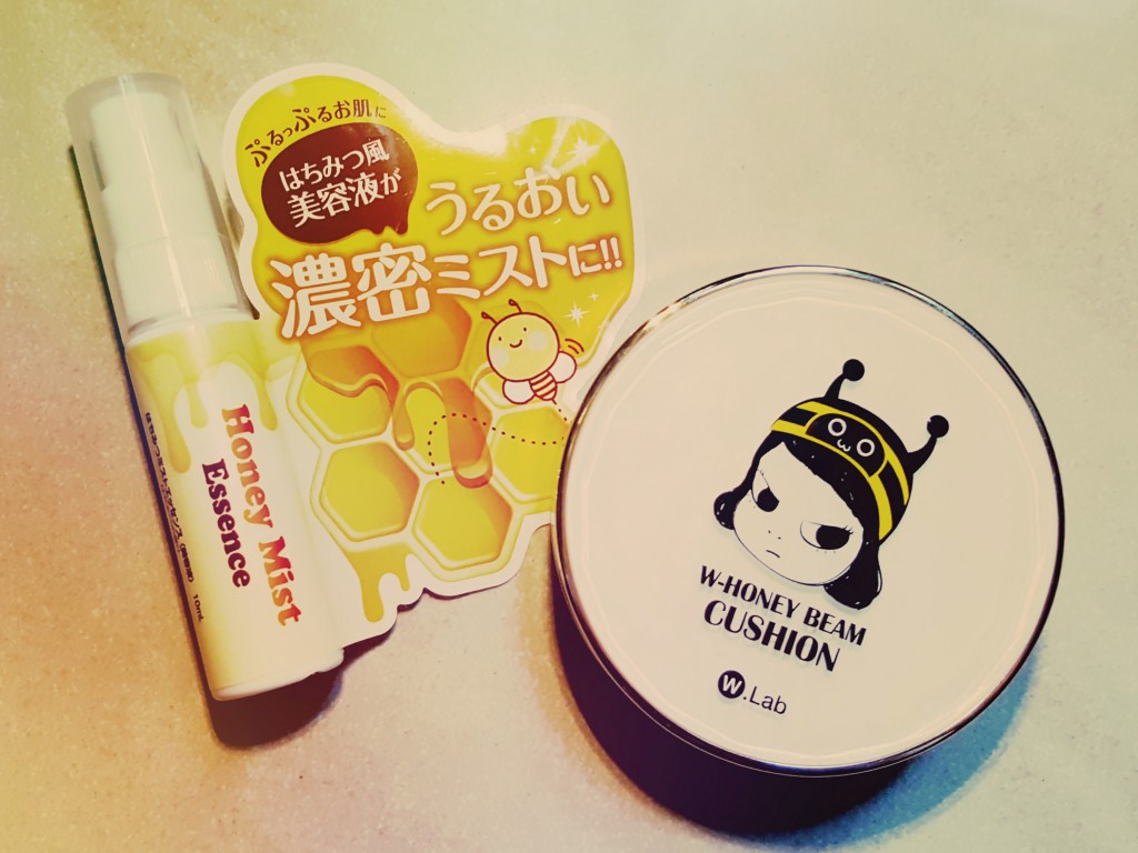 (左)アンズコーポレーション Honey Mist Essence (右)W.Lab W-Honey Beam Cushion